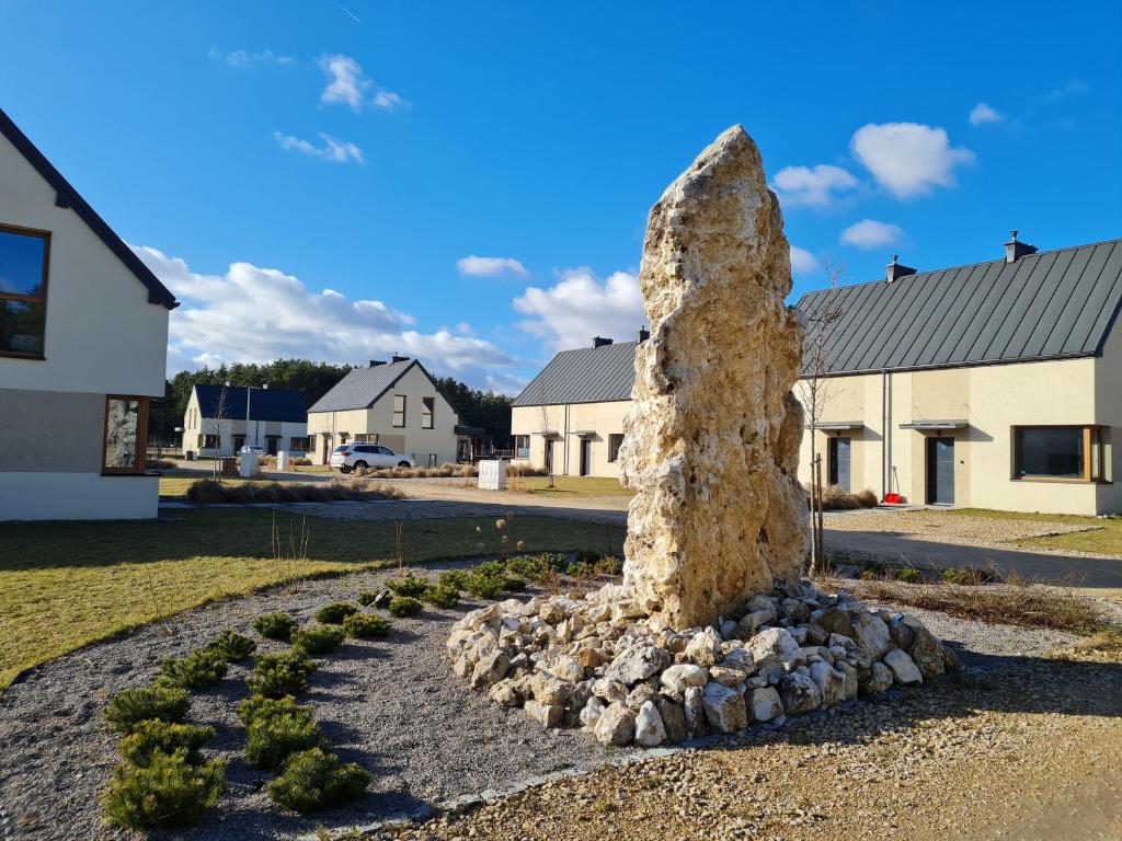 Lgota MurowanaMoje Miejsce Jura的建筑前花园中的岩石雕塑