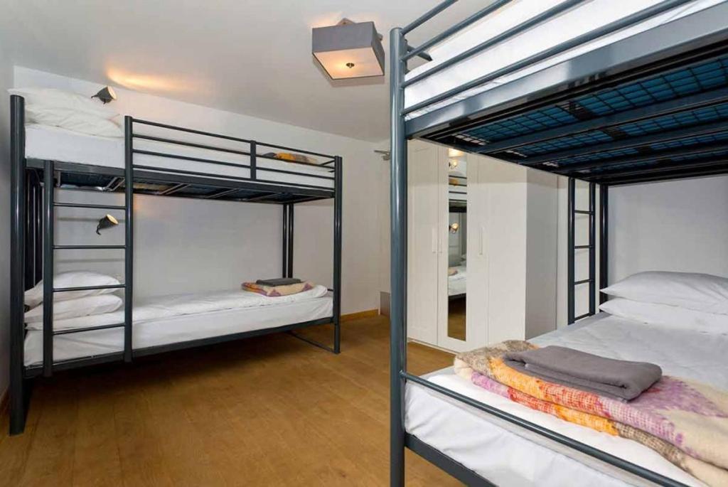 伦敦Bell House Hostel的一间设有两张双层床的客房和一间设有