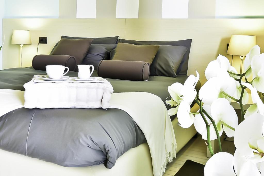 多博沃卡里佳丽斯住宿加早餐旅馆的一间设有一张桌子和白色鲜花的床的房间