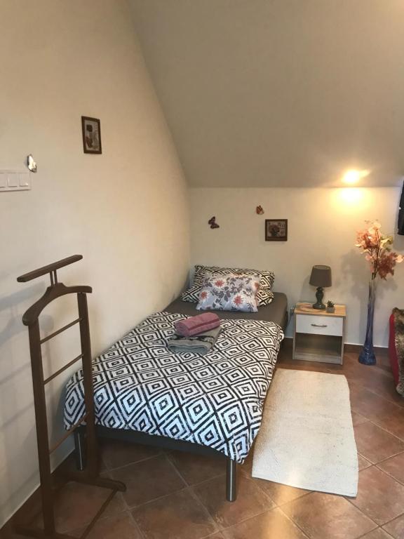 BarcsErdey Apartman的一间小卧室,配有一张床和一张桌子