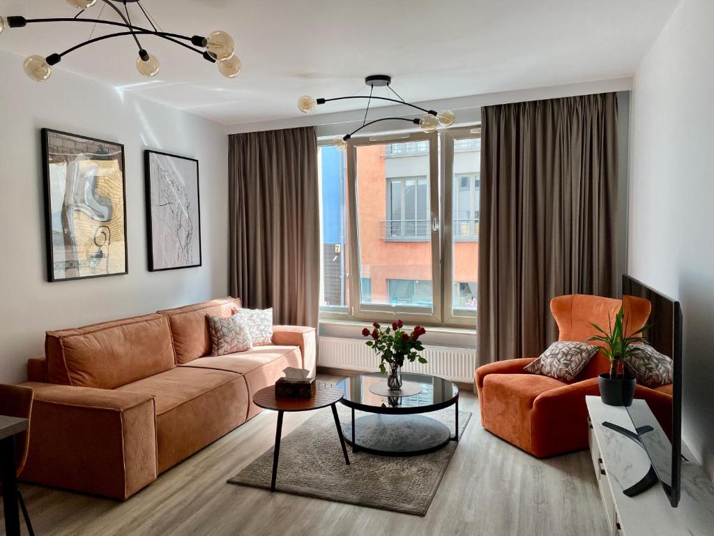 什切青Apartament Środowa by Prestige Home的客厅配有沙发和两把椅子