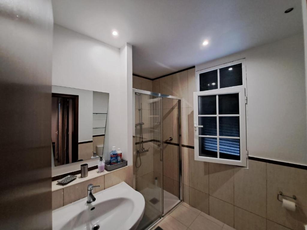 丰沙尔Friendly house的一间带水槽和淋浴的浴室