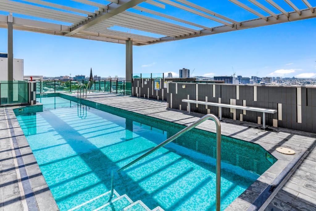 布里斯班Quattro Apartments的建筑物屋顶上的游泳池