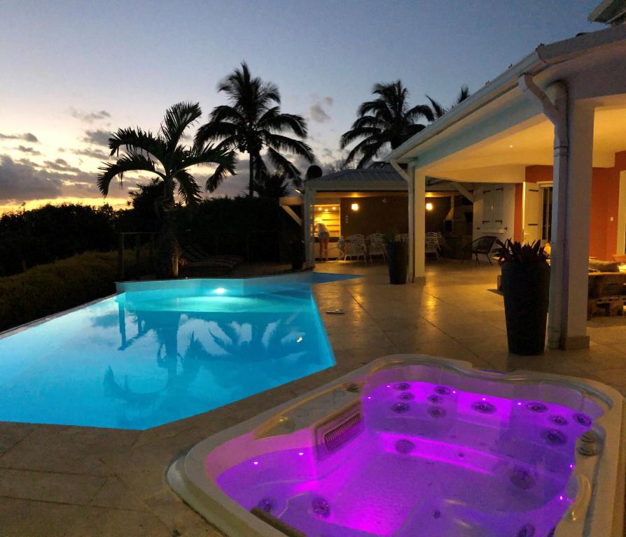 珀蒂蒂勒Villa spa Grand Anse的庭院内带热水浴池的游泳池