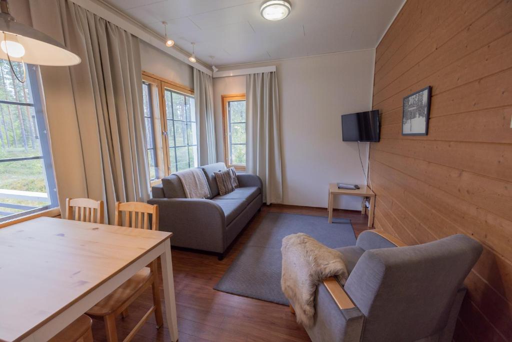 萨拉萨莱茵别墅酒店的客厅配有沙发和桌子