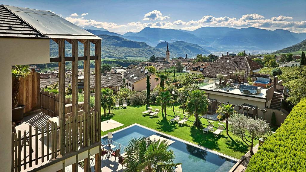 卡尔达罗Das Panorama Designhotel的享有城市和山脉景致的别墅