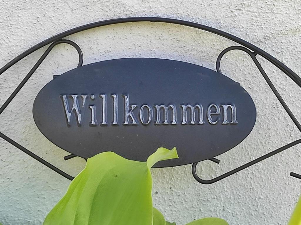 ZwiefaltenFerienwohnung am Hof的挂在墙上的有女巫字的标志