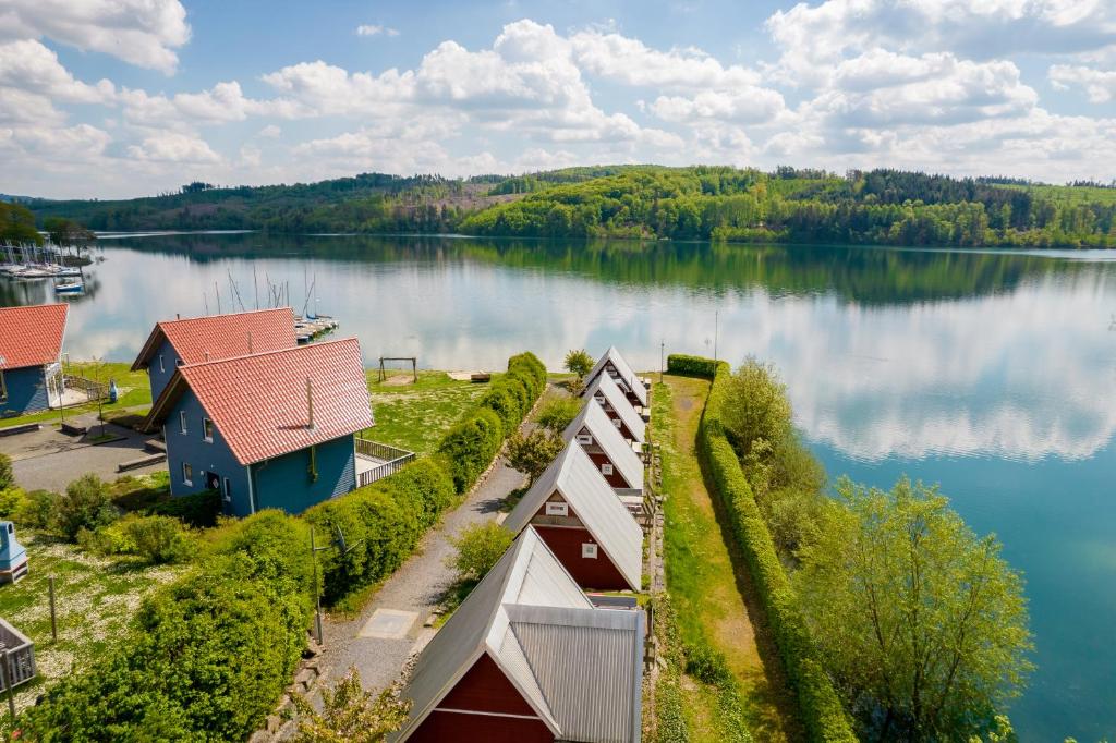 孙登Nordic Ferienpark Sorpesee的享有湖泊的空中景致,设有房屋