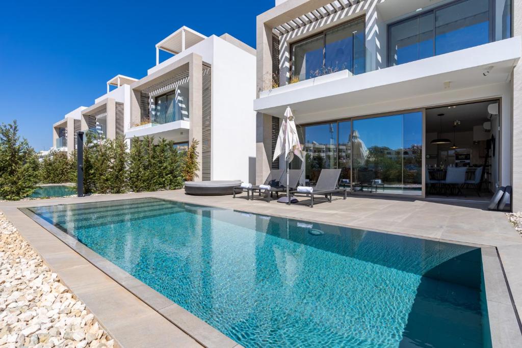 帕拉利米尼Cyan 3-Bedroom Villa in Protaras的一座带游泳池和房子的别墅
