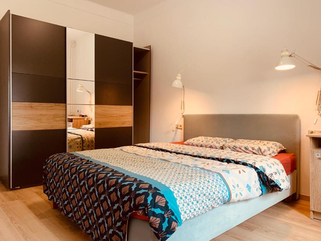 卢森堡Nice rooms in Beggen house - In Luxembourg city的一间卧室配有一张大床和一个衣柜