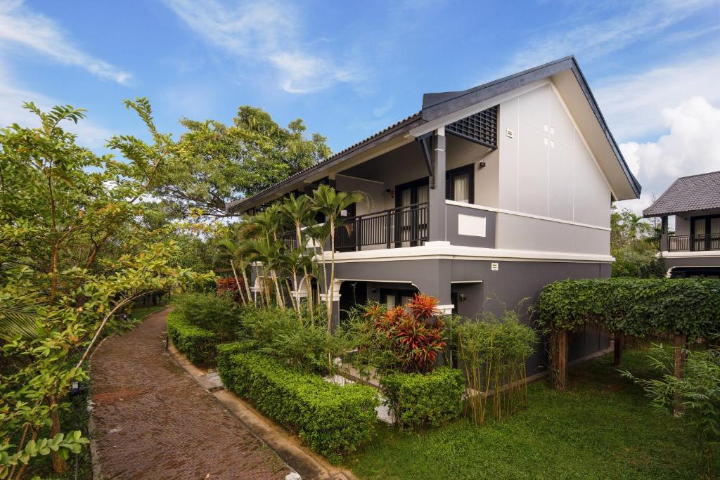 岘港Da Nang Mikazuki Japanese Villas & Spa的花园房屋的图象