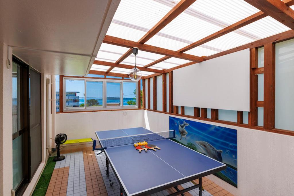 本部BANKSHI-SA的一间设有乒乓球桌的房间