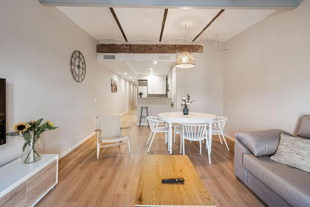 塔拉戈纳Apartamentos Centricos en Tarragona的客厅配有桌子和沙发