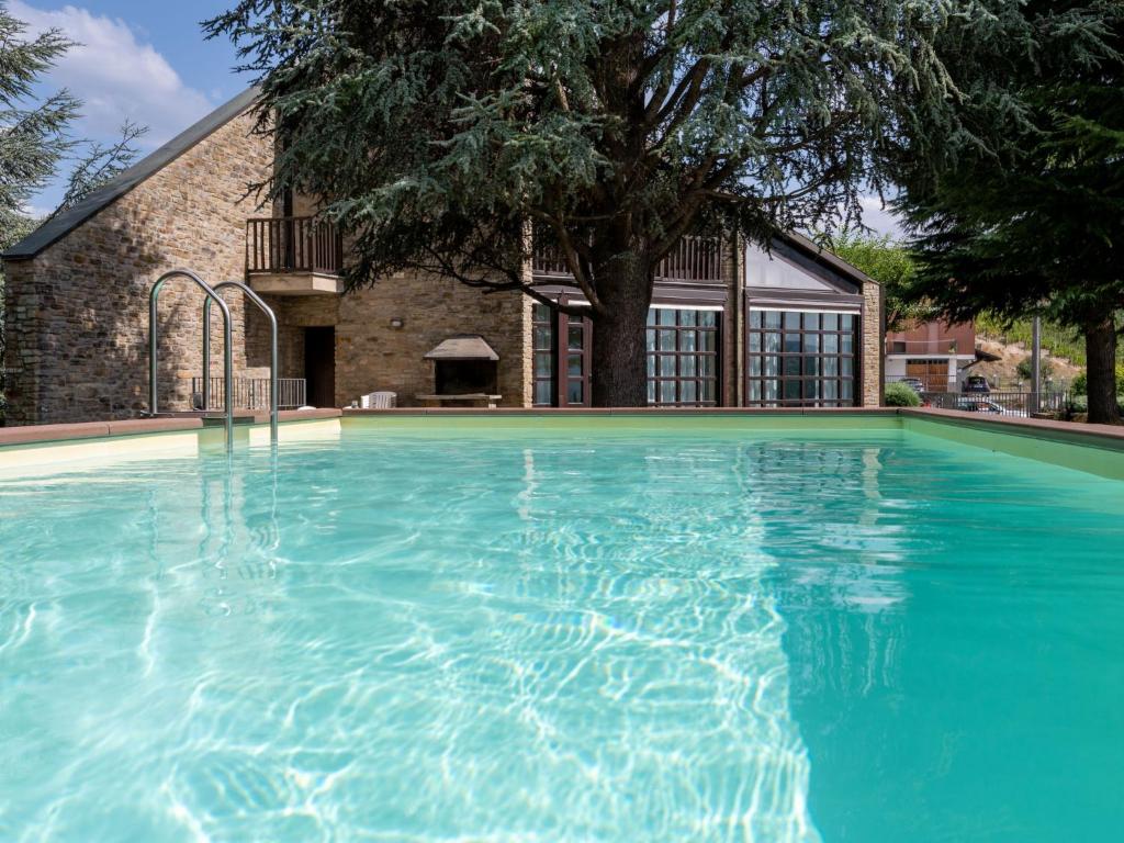 圣斯泰法诺贝尔博Holiday Home Ca' Sarun by Interhome的房屋前的大型游泳池