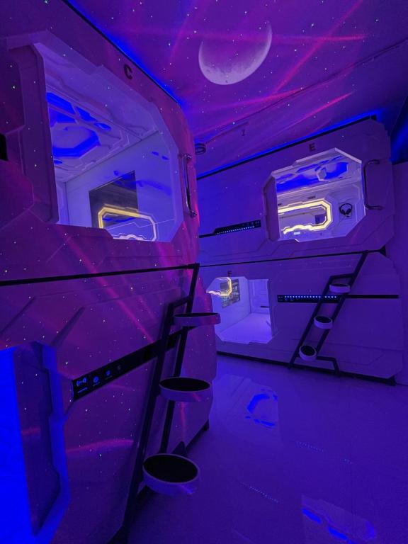 PusokBMAX SPACEPODS的飞机上紫色灯和楼梯的房间