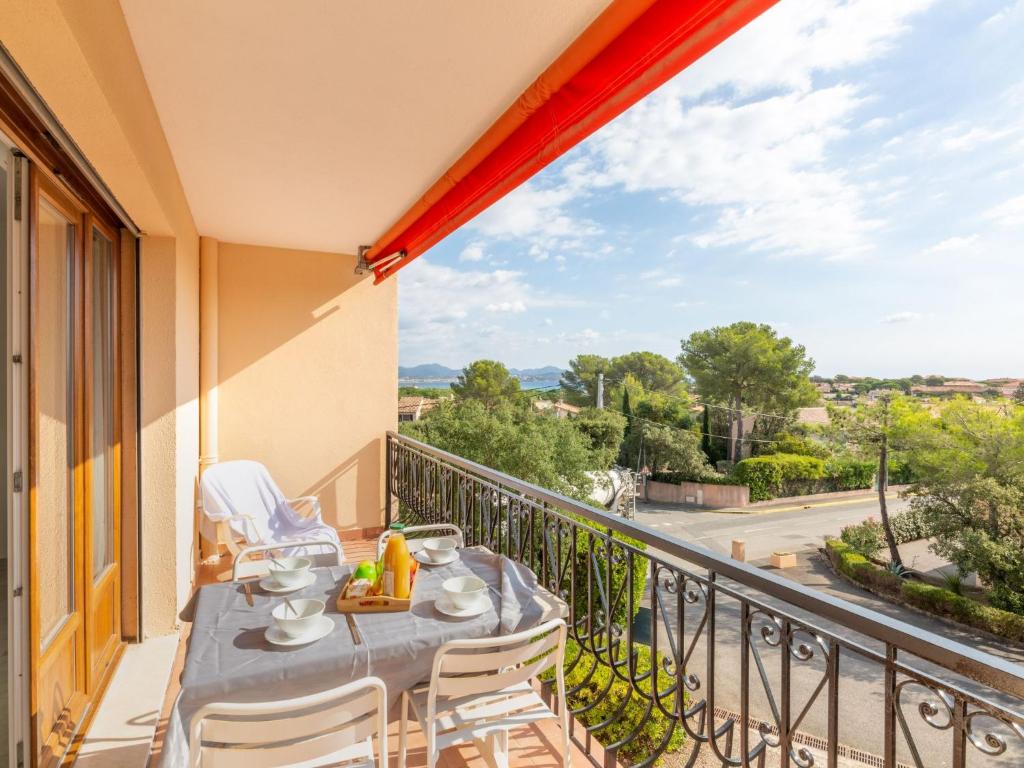 圣艾格夫Apartment Les Mimosas-1 by Interhome的设有一个配有桌椅并享有美景的阳台。