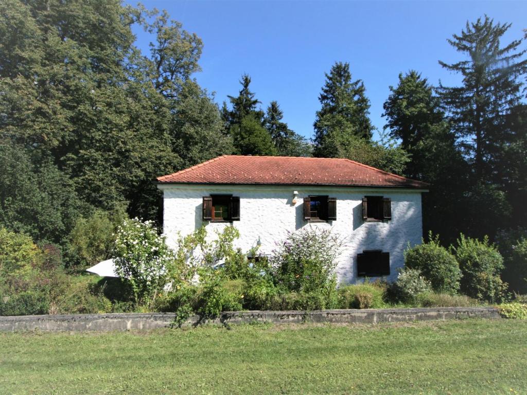 因斯布鲁克Holiday Home Vogelhütte by Interhome的一座白色的小建筑,有红色的屋顶