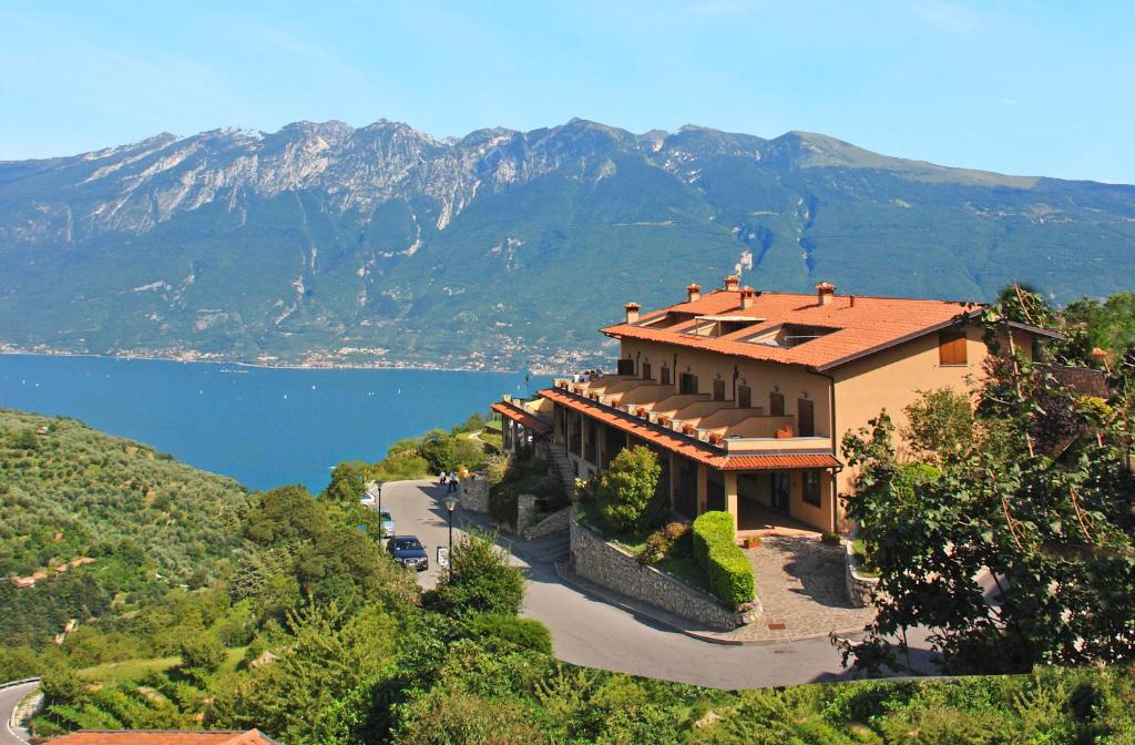提尼亚类嘉妮波吉奥酒店的山丘上的房子,享有水景和山景