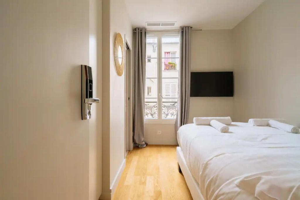 巴黎Beautiful room with ensuite bathroom in Paris!的卧室设有一张白色大床和一扇窗户。