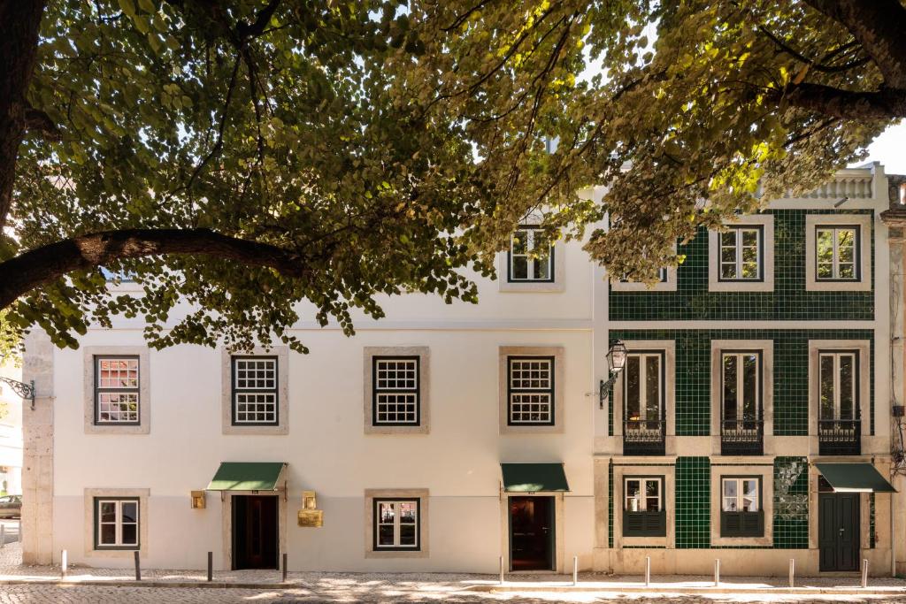 里斯本Hotel das Amoreiras - Small Luxury Hotels of the World的绿色的白色大建筑