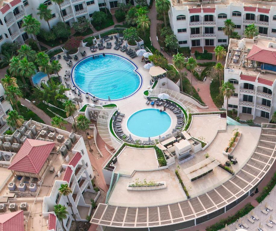 科威特Argan Al Bidaa Hotel and Resort , Kuwait的享有度假村游泳池的顶部景致