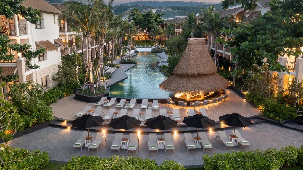 波普托Holiday Inn Resort Samui Bophut Beach, an IHG Hotel的享有带桌子和遮阳伞的度假村空中景致