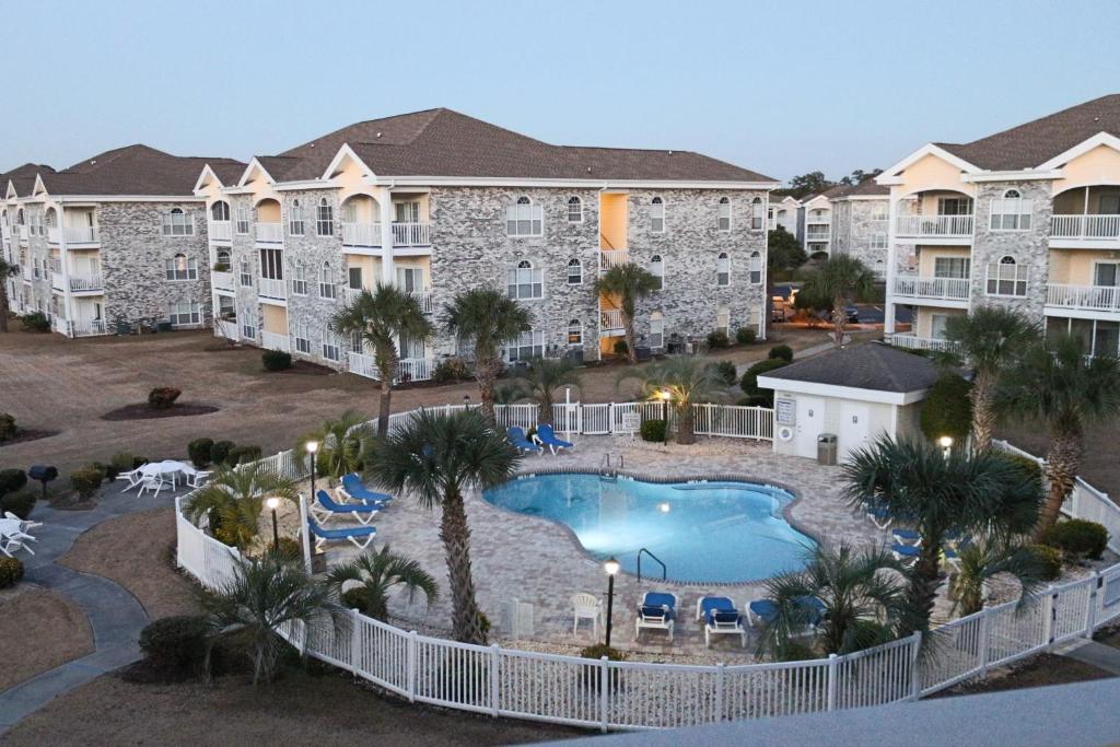 默特尔比奇麦尔陶伍德公寓酒店的享有带游泳池的度假村的空中景致