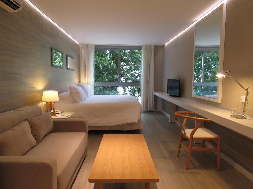 蒙得维的亚Smart Hotel Montevideo的酒店客房,配有床和沙发