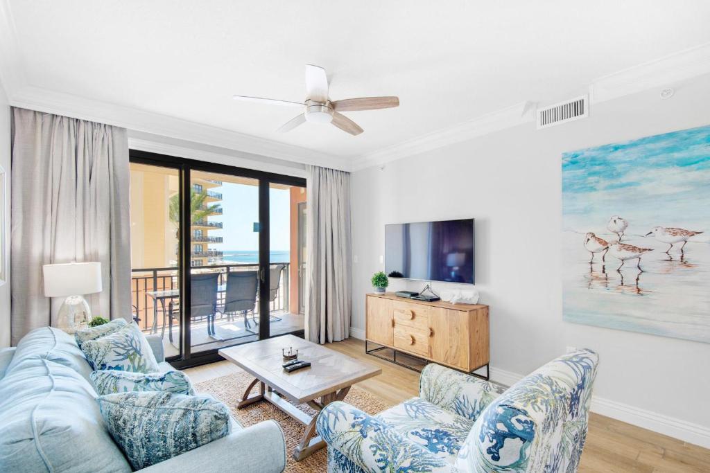 德斯坦Emerald Grande W222- Rexford's BEACH Retreat的带沙发和电视的客厅