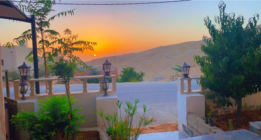 瓦迪穆萨Petra Rose Apartment的别墅享有日落美景。
