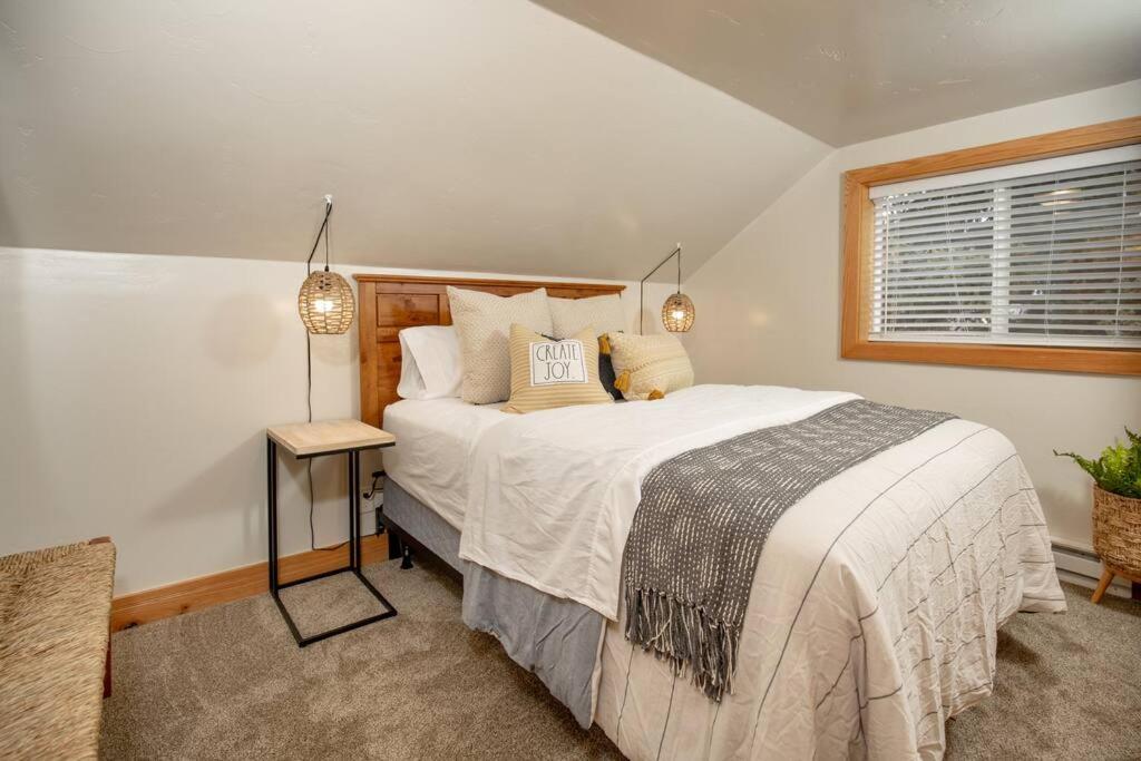 阿夫顿Afton Farmhouse with Mountain Views的一间卧室设有一张大床和一个窗户。