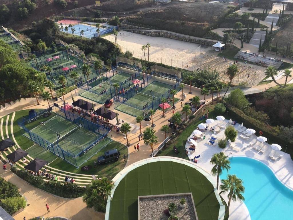 福恩吉罗拉New apartment in Higueron West的网球场和网球场的顶部景观