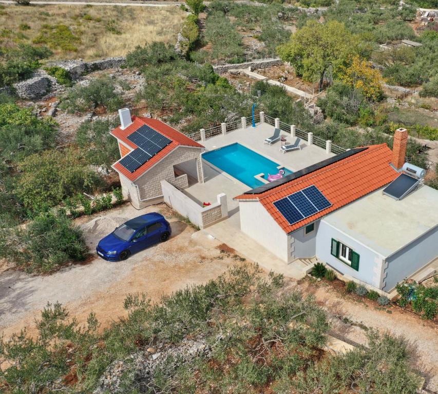 苏佩塔尔Villa LONGO的屋顶上方设有太阳能电池板的房子的景色