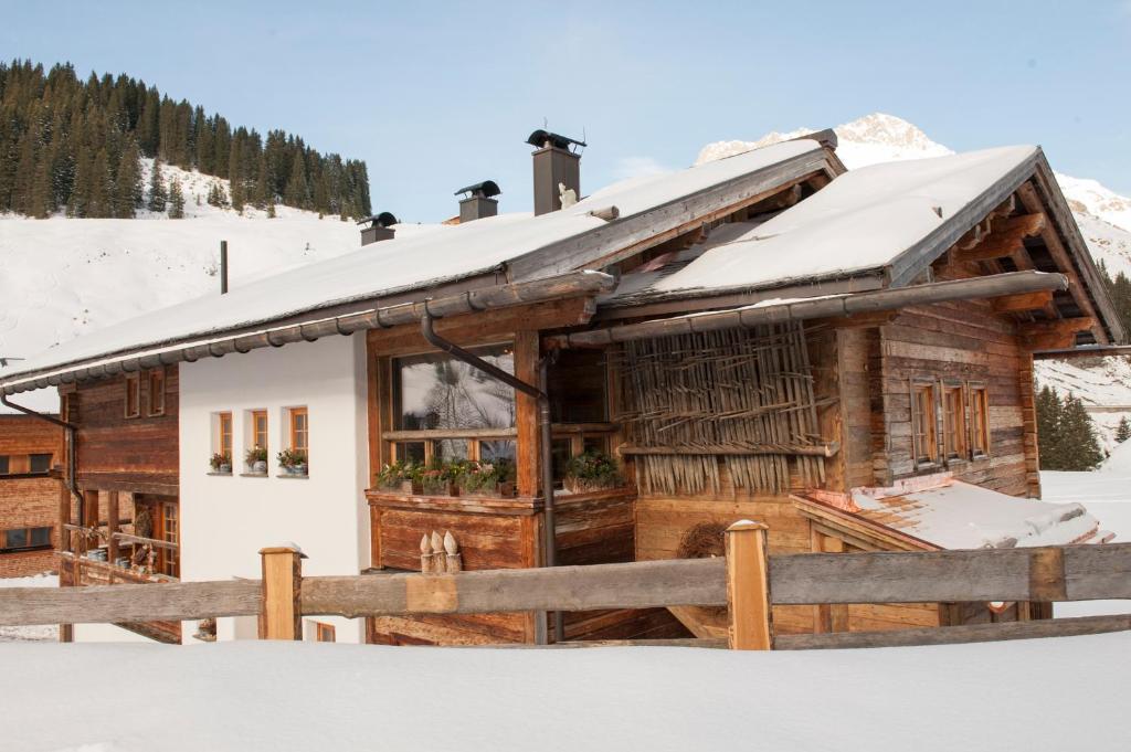 莱赫阿尔贝格Appartement Graf的小木屋,屋顶上积雪