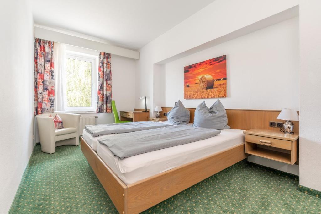 萨尔茨吉特巴德Hotel Kniestedter Hof的一间卧室,卧室内配有一张大床