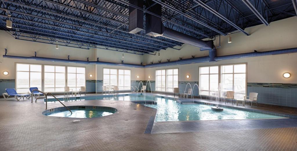 Selkirk卡那塔赛瑞科酒店的大型建筑中的大型游泳池