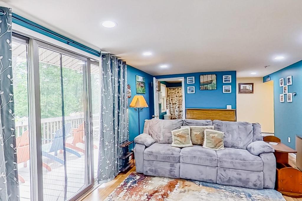 Brant LakeRiver Retreat的客厅拥有蓝色的墙壁和沙发