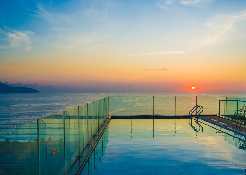 岘港Alani Hotel & Spa的日落时分在游轮上的游泳池