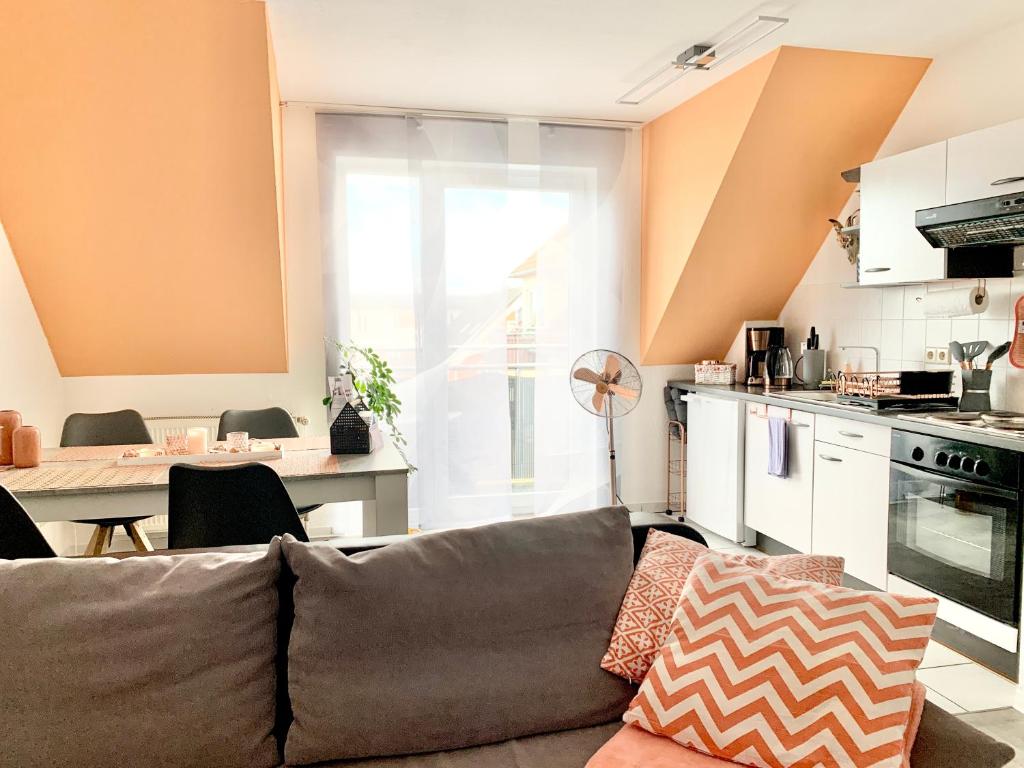 科特布斯Eigenes Apartment im Herzen der Stadt mit Balkon und WLAN III的带沙发的客厅和厨房
