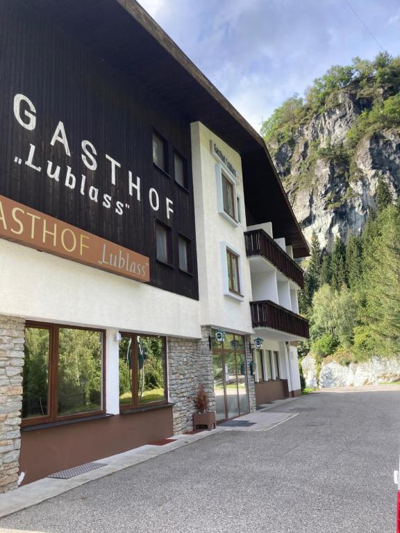 东蒂罗尔地区马特赖Gasthof Lublass的一座名称为酒店建筑