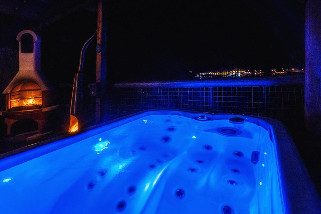洛欣弗Mountview Pod的夜间蓝色浴缸与灯塔