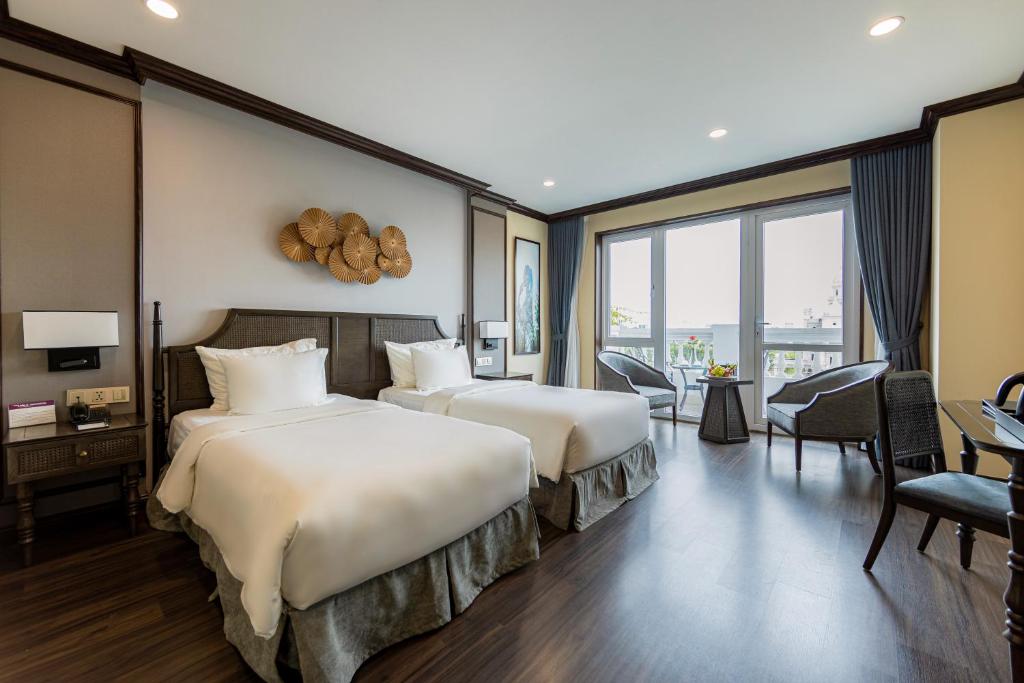 宁平宁平传奇酒店的酒店客房配有两张床和一张书桌
