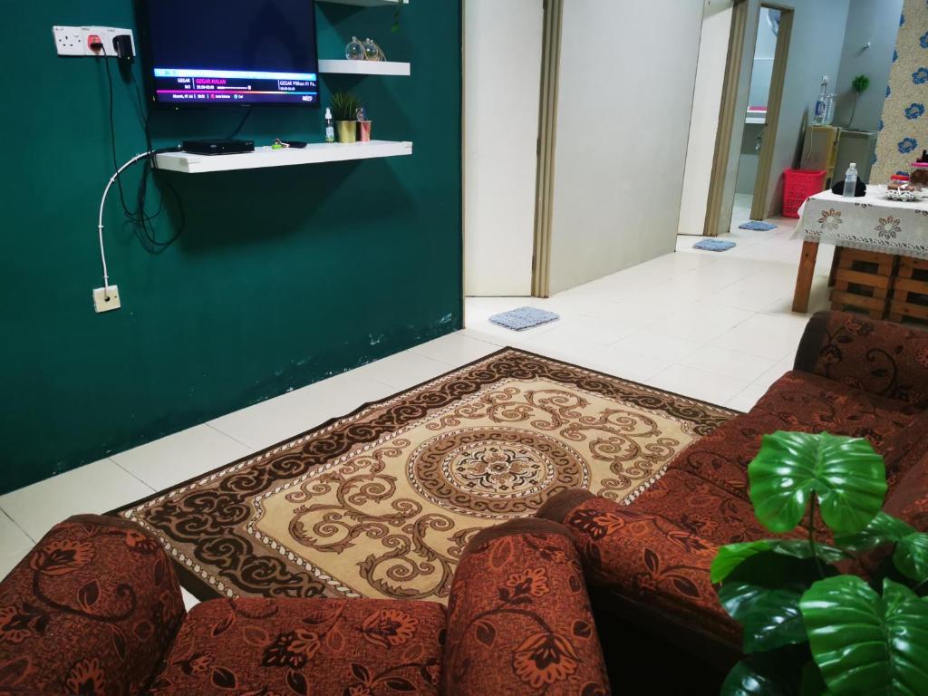关丹BR Guesthouse Kuantan的带沙发和地毯的客厅