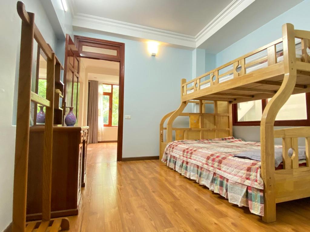 清化Mint Homestay - Thanh Hóa的一间卧室设有双层床和楼梯。