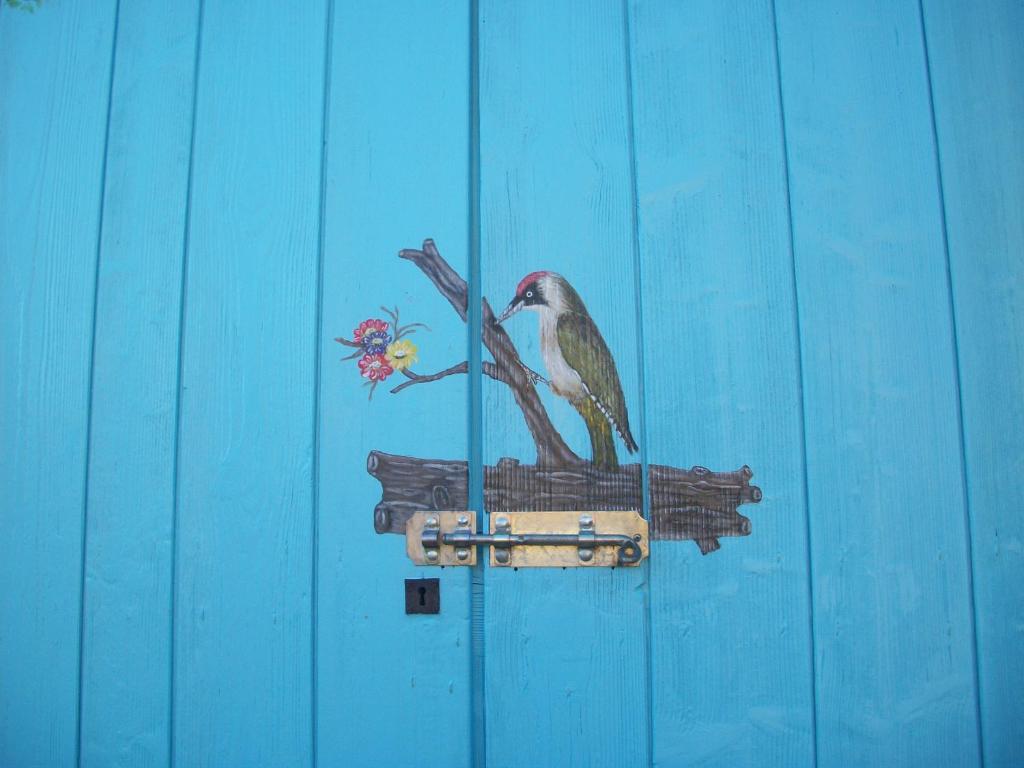 奥瓦罗迪堡特旅馆的鸟儿在喂鸟器上画的鸟儿