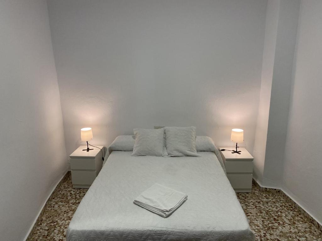托洛克斯Casa Pepe La Rosa的一间卧室配有一张带两盏灯的床。