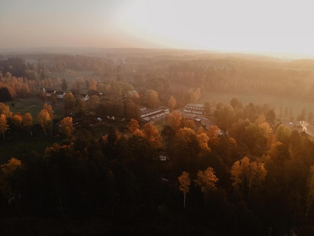 斯切灵加德Stiftsgården Tallnäs的秋天树木林的空中景观