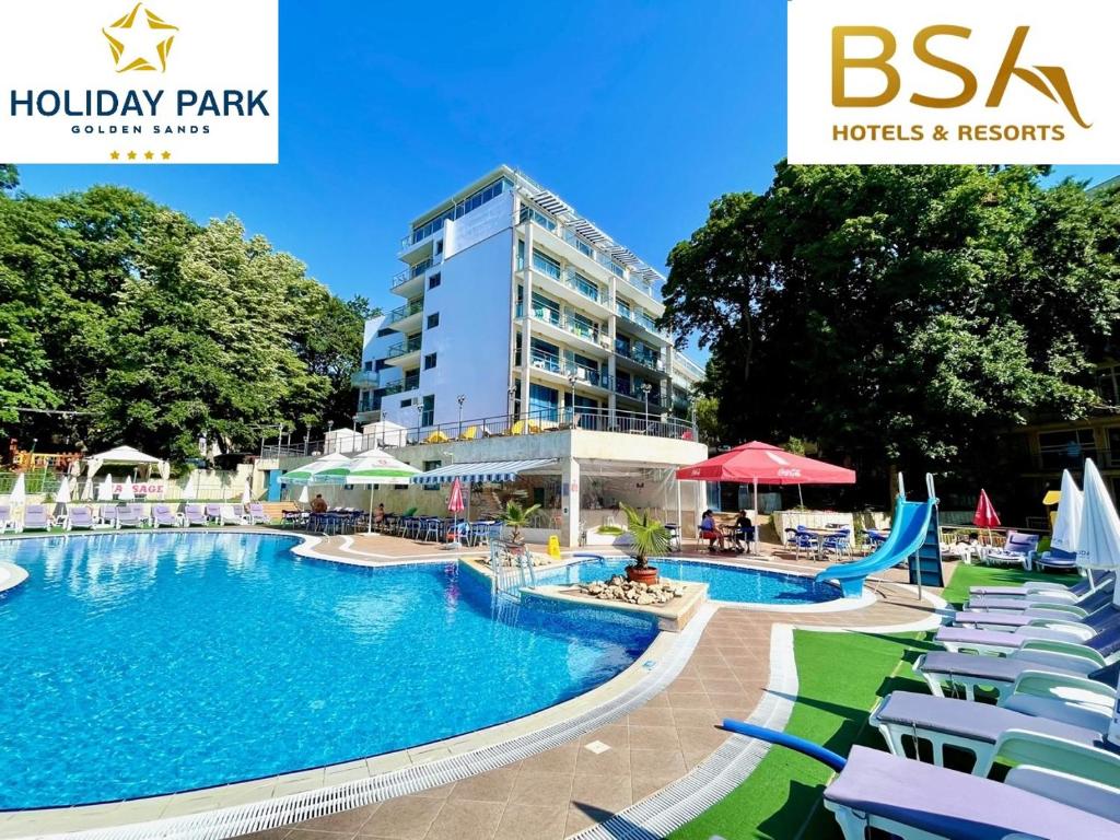 金沙BSA Holiday Park Hotel - All Inclusive的一座带椅子的大型游泳池和一座建筑