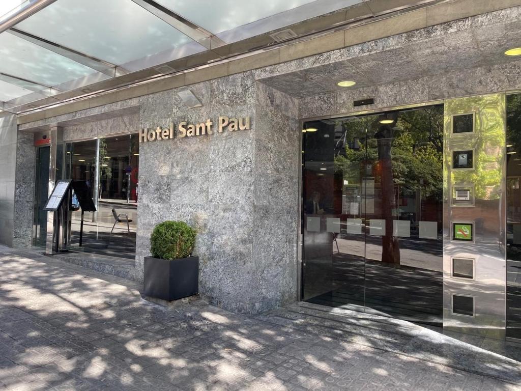巴塞罗那Hotel Sant Pau的带有读酒店骚动标志的建筑