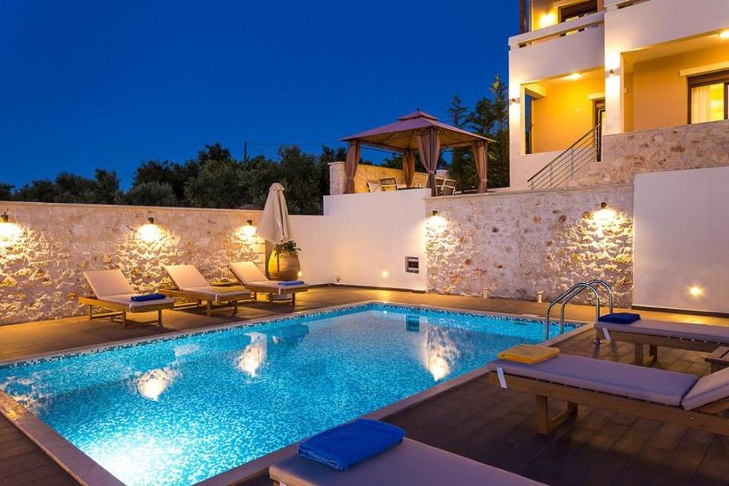 RoúpaiFamily villa, Fantastic views, Private pool, Free laptop 4的夜间带游泳池的别墅